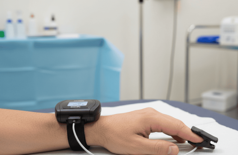 Pulsioximetría nocturna para medir saturación de oxígeno y pulso, control de la salud respiratoria y diagnóstico de apnea del sueño.